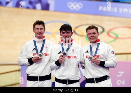 (L-R) Hamish Turnbull della Gran Bretagna, ed Lowe e Jack Carlin posano con medaglie d'argento dopo la finale maschile del Team Sprint al National VelodHamish Turnbullrome, Saint-Quentin-en-Yvelines, l'undicesimo giorno, oJack Carlinf ai Giochi Olimpici di Parigi del 2024 in Francia. Data foto: Martedì 6 agosto 2024. Foto Stock