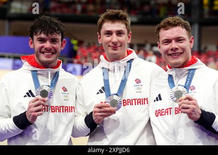 (L-R) ed Lowe, Hamish Turnbull e Jack Carlin in Gran Bretagna posano con medaglie d'argento dopo la finale maschile del Team Sprint al National VelodHamish Turnbullrome, Saint-Quentin-en-Yvelines, l'undicesimo giorno, oJack Carlinf ai Giochi Olimpici di Parigi del 2024 in Francia. Data foto: Martedì 6 agosto 2024. Foto Stock