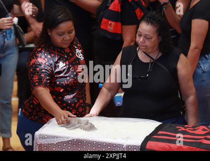 Rio De Janeiro, Brasile. 6 agosto 2024. I lutti si riuniscono per rendere omaggio durante una veglia al quartier generale del Clube de Regatas do Flamengo per onorare la leggenda del Flamengo ADILIO. L'icona del calcio brasiliano, una figura molto apprezzata nel Flamengo e nel calcio brasiliano, è morta a 68 anni. (Immagine di credito: © Bob Karp/ZUMA Press Wire) SOLO PER USO EDITORIALE! Non per USO commerciale! Foto Stock