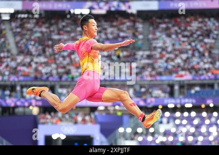 Saint Denis, Francia. 6 agosto 2024. Olimpiadi, Parigi 2024, atletica leggera, Stade de France, salto lungo, uomini, finali, Wang Jianan dalla Cina in azione. Crediti: Michael Kappeler/dpa/Alamy Live News Foto Stock