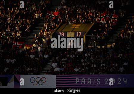 Parigi, Francia. 6 agosto 2024. Tramonto sullo stadio durante le finali maschili di 1500 m della competizione di atletica ai Giochi Olimpici di Parigi 2024, martedì 6 agosto 2024 a Parigi, Francia. I Giochi della XXXIII Olimpiade si svolgono a Parigi dal 26 luglio all'11 agosto. La delegazione belga conta 165 atleti in 21 sport. BELGA PHOTO JASPER JACOBS credito: Belga News Agency/Alamy Live News Foto Stock