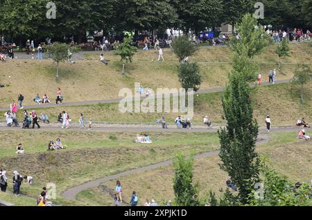 Edimburgo, Scozia 6 agosto 2024 Edimburgo durante il Festival Internazionale il festival si svolge dal 2 al 25 agosto 2024. Folle a zig zag attraverso Princess Gardens (c)Ged Noonan/Alamy Foto Stock