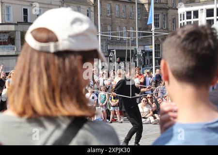 Edimburgo, Scozia 6 agosto 2024 Edimburgo durante il Festival Internazionale Un artista di strada intrattiene la folla il festival si svolge dal 2 al 25 agosto 2024. (c)Ged Noonan/Alamy Foto Stock