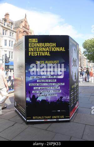 Edimburgo, Scozia 6 agosto 2024 Edimburgo durante il Festival Internazionale il festival si svolge dal 2 al 25 agosto 2024. Un cartellone per le strade che pubblicizza artisti musicali che appaiono durante il festival (c)Ged Noonan/Alamy Foto Stock