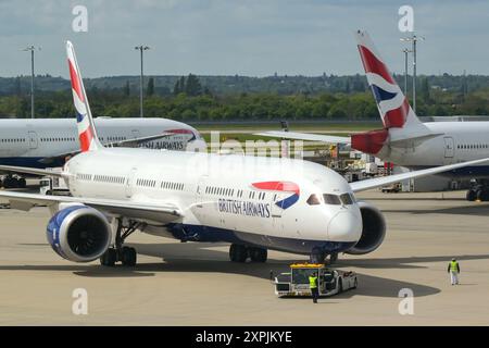 Londra, Inghilterra, Regno Unito - 29 aprile 2024: Boeing 787 Dreamliner (registrazione G-ZBLB) operato dalla British Aiirways in preparazione alla partenza da Londra Heathrow Foto Stock