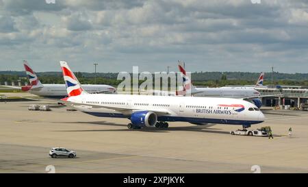 Londra, Inghilterra, Regno Unito - 29 aprile 2024: Boeing 787 Dreamliner (registrazione G-ZBLB) operato dalla British Aiirways in preparazione alla partenza da Londra Heathrow Foto Stock