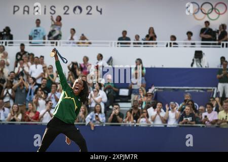 Parigi, Francia. 6 agosto 2024. La medaglia d'oro di Dominica all'Athletics Triple Jump, Thea Lafond arriva come tifosi al Parc des Champions del Trocadero, durante i Giochi Olimpici di Parigi 2024 del 6 agosto 2024. Foto di Firas Abdullah/ABACAPRESS. COM credito: Abaca Press/Alamy Live News Foto Stock