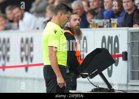 Herning, Danimarca. 6 agosto 2024. L'arbitro Maren Jeg controlla il VAR quando il Midtjylland incontra Ferencvaros dall'Ungheria nel terzo turno di qualificazione della UEFA Champions League 1° partita a Herning martedì 6 agosto 2024. Crediti: Ritzau/Alamy Live News Foto Stock