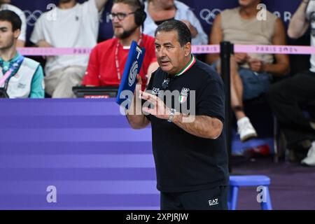 Parigi, Francia. 5 agosto 2024. L'allenatore italiano Ferdinando De Giorgi durante la partita olimpica maschile di pallavolo, quarti di finale Italia vs Giappone, il 5 agosto 2024, all'Arena Paris Sud 1, Parigi, Francia. Crediti: Tiziano Ballabio/Alamy Live News Foto Stock