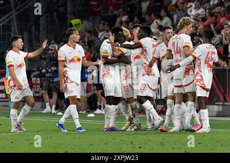 Salisburgo, Austria. 6 agosto 2024. SALISBURGO, AUSTRIA - 6 AGOSTO: I giocatori del Salzburg festeggiano dopo aver segnato un gol nella partita di qualificazione della UEFA Champions League tra il Salzburg e il Twente allo Stadion Salzburg il 6 agosto 2024 a Salisburgo, Austria.240806 SEPA 24 011 - 20240806 PD20793 credito: APA-PictureDesk/Alamy Live News Foto Stock