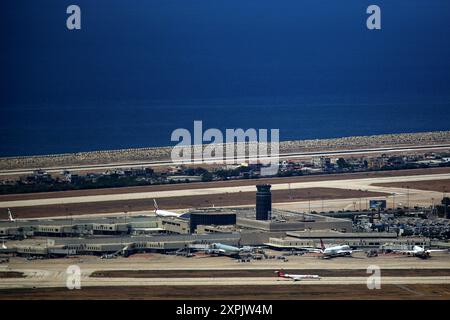 Ain Anoub, Ain Anoub, Libano. 6 agosto 2024. Gli aerei sono visti sull'asfalto dell'aeroporto internazionale di Beirut Rafiq Hariri. Un numero crescente di voli è stato cancellato o sospeso nell'unico aeroporto commerciale della countryÃ¢â‚¬â„¢di Beirut. Stati Uniti, Regno Unito, Australia, Svezia, Francia, Italia, Canada, Corea del Sud, Arabia Saudita e Giordania sono tra i paesi che hanno esortato i loro cittadini a lasciare il Libano il prima possibile, non appena cresce la paura di una guerra a tutto campo tra Israele e Hezbollah filo-iraniani. (Credit Image: © Marwan Naamani/ZUMA Press Wire) SOLO PER USO EDITORIALE! Non per USO commerciale! Foto Stock