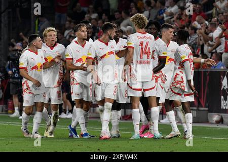 Salisburgo, Austria. 6 agosto 2024. SALISBURGO, AUSTRIA - 6 AGOSTO: I giocatori del Salzburg festeggiano dopo aver segnato un gol nella partita di qualificazione della UEFA Champions League tra il Salzburg e il Twente allo Stadion Salzburg il 6 agosto 2024 a Salisburgo, Austria.240806 SEPA 24 010 - 20240806 PD20798 credito: APA-PictureDesk/Alamy Live News Foto Stock