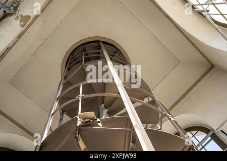 Keszthely, Ungheria - luglio 15,2023: Veduta della scala a chiocciola nella torre barocca del palazzo Festetics. Foto di alta qualità Foto Stock