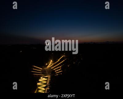 La Kaunas Valley of Songs è stata ristrutturata di notte con molte luci. Vista aerea con drone Foto Stock