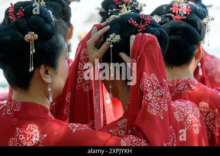 Donne cinesi canadesi che indossano il tradizionale costume della dinastia Han al Calgary Heritage Day Festival, Alberta Canada Foto Stock