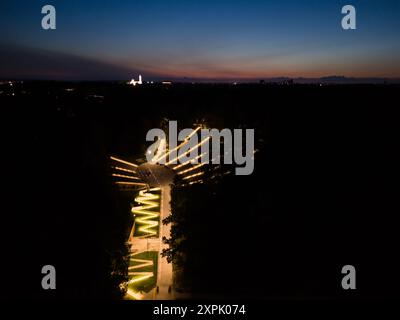 La Kaunas Valley of Songs è stata ristrutturata di notte con molte luci. Vista aerea con drone Foto Stock