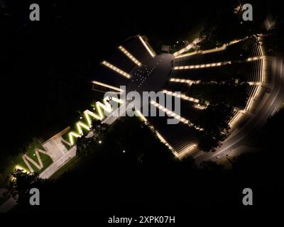 La Kaunas Valley of Songs è stata ristrutturata di notte con molte luci. Vista aerea con drone Foto Stock