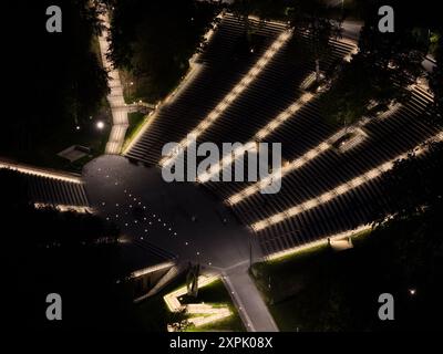 La Kaunas Valley of Songs è stata ristrutturata di notte con molte luci. Vista aerea con drone Foto Stock