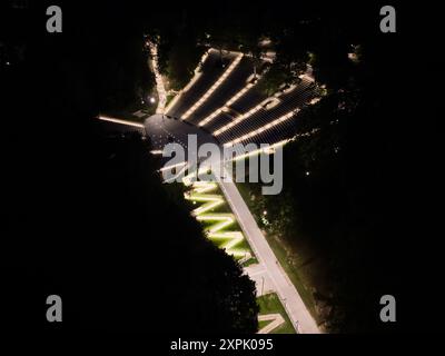 La Kaunas Valley of Songs è stata ristrutturata di notte con molte luci. Vista aerea con drone Foto Stock