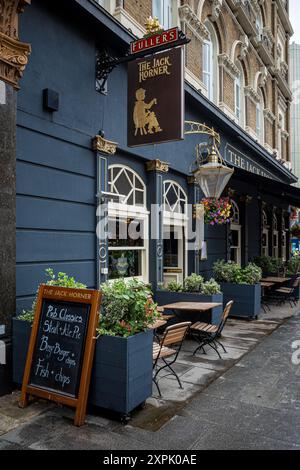 Il Jack Horner Pub di Londra. Il Jack Horner Pub Fitzrovia London si trova in Tottenham Court Rd nel centro di Londra. Ex banca, convertita nel 1994 Foto Stock