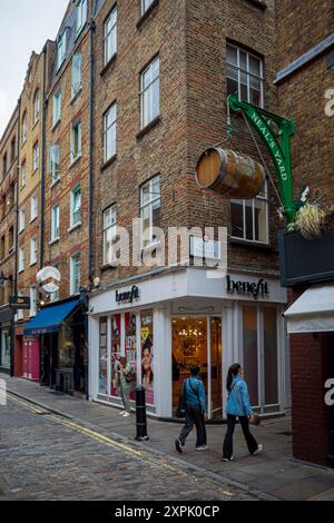 Neal's Yard London - ingresso a Neal's Yard a Covent Garden Londra con il Neal's Yard Dairy Store. Foto Stock