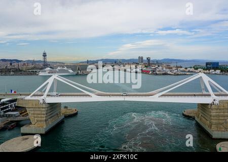 Barcellona, Spagna - 25 maggio 2024: Vista sulla città di Barcellona, sull'area portuale del ponte bianco porta d'Europa Foto Stock