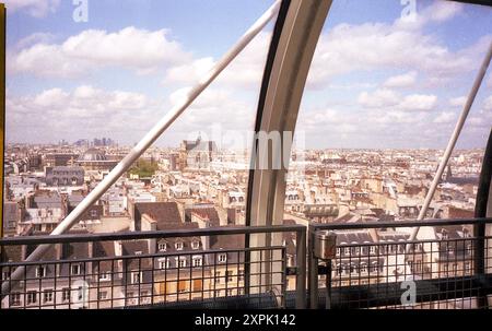 Vista sui tetti di Parigi, sulle chiese, sul monumento e la Defense, ecc. dalla cima del museo Centre Pompidou Foto Stock