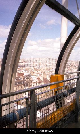 Vista sui tetti di Parigi, sui monumenti, ecc. dalla cima del museo Centre Pompidou Foto Stock
