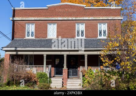 Ottawa, Canada - 4 novembre 2023: Esterno di una casa semi-indipendente in autunno Foto Stock