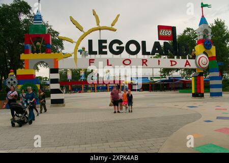 Cartello Legoland Florida. Solo per uso editoriale 11 luglio 2024, Winter Haven, Florida, Stati Uniti. Cartello di ingresso di Legoland Street. Foto Stock