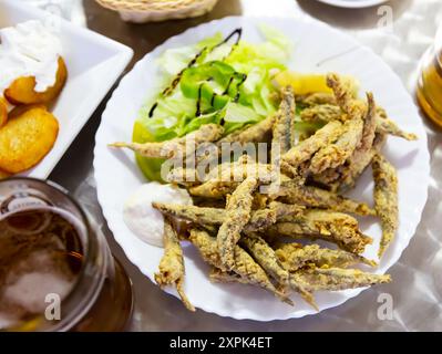 Boquerones fritos, acciughe fritte con salsa Foto Stock