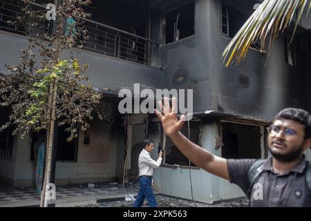 Dacca, Bangladesh. 6 agosto 2024. Le persone si riuniscono al Bangabandhu Memorial Museum dello sceicco Mujibur Rahman, padre fondatore del Bangladesh e genitore dell'estromesso primo ministro Sheikh Hasina, dopo che è stato incendiato dai manifestanti anti-governativi. Famiglie di prigionieri politici segretamente incarcerati in Bangladesh sotto il governo autocratico del Premier scacciato Sheikh Hasina aspettarono disperatamente la notizia dei loro parenti, poiché alcuni dei dispersi furono rilasciati. (Foto di Sazzad Hossain/SOPA Images/Sipa USA) credito: SIPA USA/Alamy Live News Foto Stock