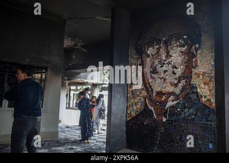 Dacca, Bangladesh. 6 agosto 2024. Un ritratto dello sceicco Mujibur Rahman, padre fondatore del Bangladesh e genitore dell'estromesso primo ministro Sheikh Hasina, giace danneggiato al Bangabandhu Memorial Museum, dopo essere stato incendiato da manifestanti anti-governativi. Famiglie di prigionieri politici segretamente incarcerati in Bangladesh sotto il governo autocratico del Premier scacciato Sheikh Hasina aspettarono disperatamente la notizia dei loro parenti, poiché alcuni dei dispersi furono rilasciati. (Foto di Sazzad Hossain/SOPA Images/Sipa USA) credito: SIPA USA/Alamy Live News Foto Stock