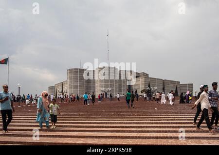 Dacca, Bangladesh. 6 agosto 2024. I manifestanti si riuniscono nella sede del parlamento di Dacca dopo che l'ex primo ministro Sheikh Hasina è fuggito dal paese. Famiglie di prigionieri politici segretamente incarcerati in Bangladesh sotto il governo autocratico del Premier scacciato Sheikh Hasina aspettarono disperatamente la notizia dei loro parenti, poiché alcuni dei dispersi furono rilasciati. (Foto di Sazzad Hossain/SOPA Images/Sipa USA) credito: SIPA USA/Alamy Live News Foto Stock
