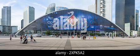 Parigi, Francia - 4 agosto 2024: Vista panoramica di la Defense con CNIT e Samsung Paris 2024 Olympic Branding Foto Stock