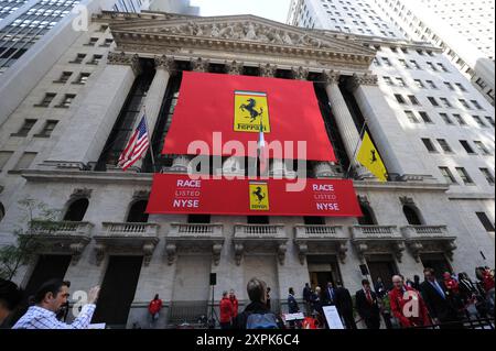 Manhattan, Stati Uniti d'America. 21 ottobre 2015. NEW YORK, NY - 21 OTTOBRE: Sergio Marchionne, Chief Executive Officer di Fiat Chrysler Automobiles Group, applaude dopo aver suonato il campanello di apertura alla Borsa di New York (NYSE), mentre Ferrari inizia a fare trading per il primo giorno a New York il 21 ottobre 2015. Il ruggente debutto di Ferrari su Wall Street Êalso l'amministratore delegato della Ferrari Amedeo Felisa al NYSE, in vista del debutto del mercato azionario di makerÕs il 21 ottobre 2015 a New York City. Persone: Ospiti credito: Storms Media Group/Alamy Live News Foto Stock