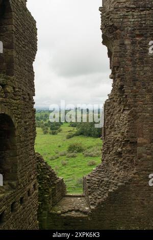 Brough Castle è un castello in rovina nel villaggio di Brough in Cumbria, Inghilterra. Il castello fu costruito dai Normanni intorno al 1092 all'interno dell'antico forte romano Foto Stock