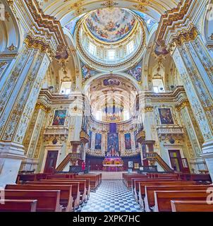 BERGAMO, ITALIA - 7 APRILE 2022: Duomo di Bergamo con raffinati ornamenti sulle pareti, modanature, cupola interna dipinta e cappella principale decorata Foto Stock