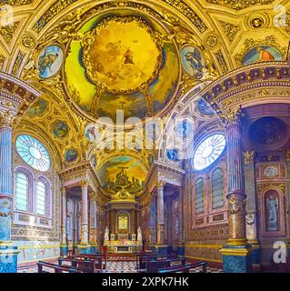 BERGAMO, ITALIA - 7 APRILE 2022: Panorama della Cappella del Crocifisso con altare scolpito, dipinti e ghirlande dorate, Cattedrale di Foto Stock