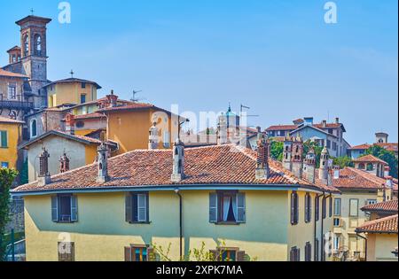 Panorama dei tetti in tegole e dei numerosi camini della città alta con cupola del Seminario Episcopale Giovanni XXIII sullo sfondo, Bergamo, Foto Stock