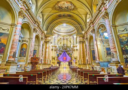 BERGAMO, ITALIA - 7 APRILE 2022: L'interno ornato della storica Basilica di Sant'Alessandro in colonna, città bassa, Bergamo, Italia Foto Stock