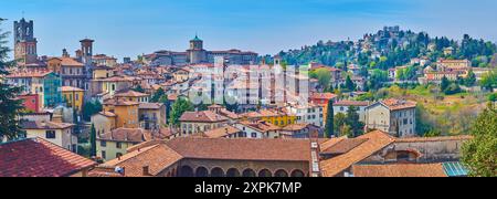 Panorama dei tetti in tegole della città alta, delle residenze storiche e dei palazzi, delle torri e delle cupole delle chiese medievali, costruzione del Seminario Episcopale di Giov Foto Stock