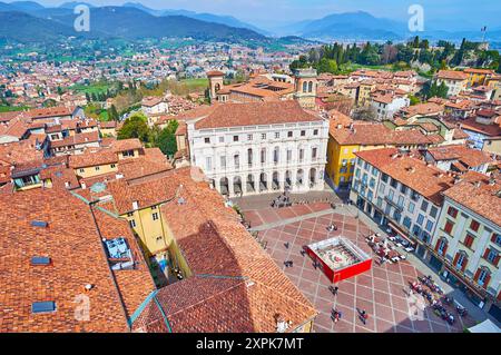 Piazza Vecchia con Palazzo nuovo e vecchi tetti rossi dalla torre del Palazzo della Podesta, Bergamo, Italia Foto Stock