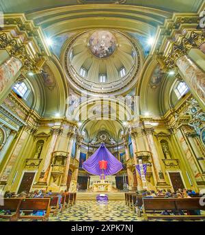 BERGAMO, ITALIA - 7 APRILE 2022: L'altare maggiore e la cupola affrescata della storica Basilica di Sant'Alessandro in colonna, città bassa, Bergamo, Italia Foto Stock