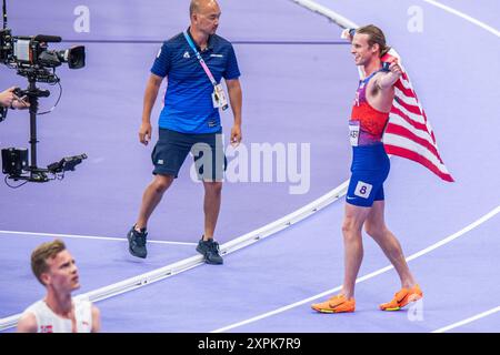 Cole Hocker (USA) Medaglia d'oro, atletica leggera, uomini e#39;finale di 1500 m durante i Giochi Olimpici di Parigi 2024 il 6 agosto 2024 allo Stade de France di Saint-Denis vicino Parigi, Francia Foto Stock