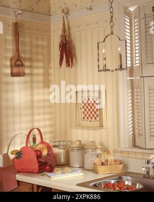 Cucina con carta da parati, anni '50, '60, '70, '80, con cibo e accessori antichi Foto Stock