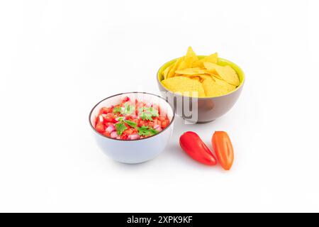 Ciotola di salsa Pico de Gallo e nachos su sfondo bianco. Foto Stock