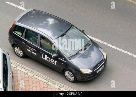 OSTRAVA, REPUBBLICA CECA - 27 MAGGIO 2024: Auto Ford C-Max MPV della società Uber su strada Foto Stock