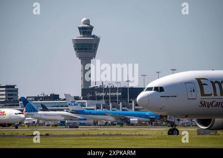 Emirates Skycargo Boeing 777, Flugzeuge auf den Flughafen Amsterdam Schiphol, auf dem Taxiway zum Start auf der Aalsmeerbaan, 18L/36R, Tower der Flugsicherung, Terminal, Niederlande, Amsterdam Schiphol *** Emirates Skycargo Boeing 777, aeromobile presso l'aeroporto di Amsterdam Schiphol, sulla strada di rullaggio per il decollo sull'Aalsmeerbaan, 18L 36R, torre di controllo del traffico aereo, terminal, Paesi Bassi, Amsterdam Schiphol Foto Stock