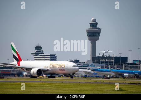 Emirates Skycargo Boeing 777, Flugzeuge auf den Flughafen Amsterdam Schiphol, auf dem Taxiway zum Start auf der Aalsmeerbaan, 18L/36R, Tower der Flugsicherung, Terminal, Niederlande, Amsterdam Schiphol *** Emirates Skycargo Boeing 777, aeromobile presso l'aeroporto di Amsterdam Schiphol, sulla strada di rullaggio per il decollo sull'Aalsmeerbaan, 18L 36R, torre di controllo del traffico aereo, terminal, Paesi Bassi, Amsterdam Schiphol Foto Stock